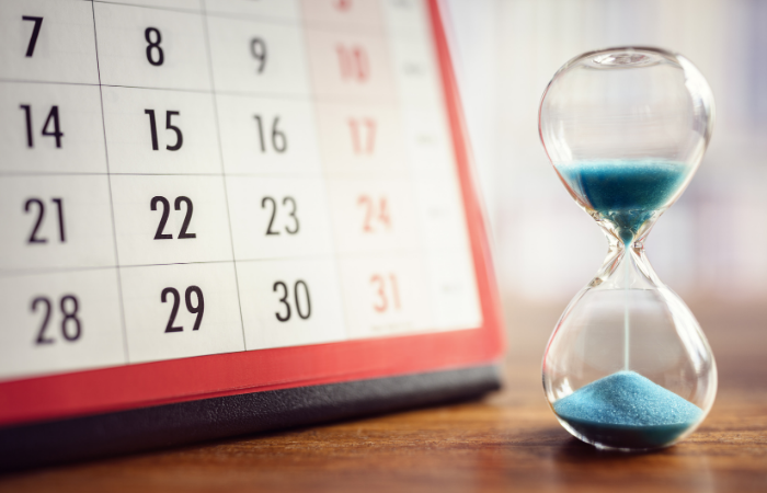 picture of calendar with an hourglass